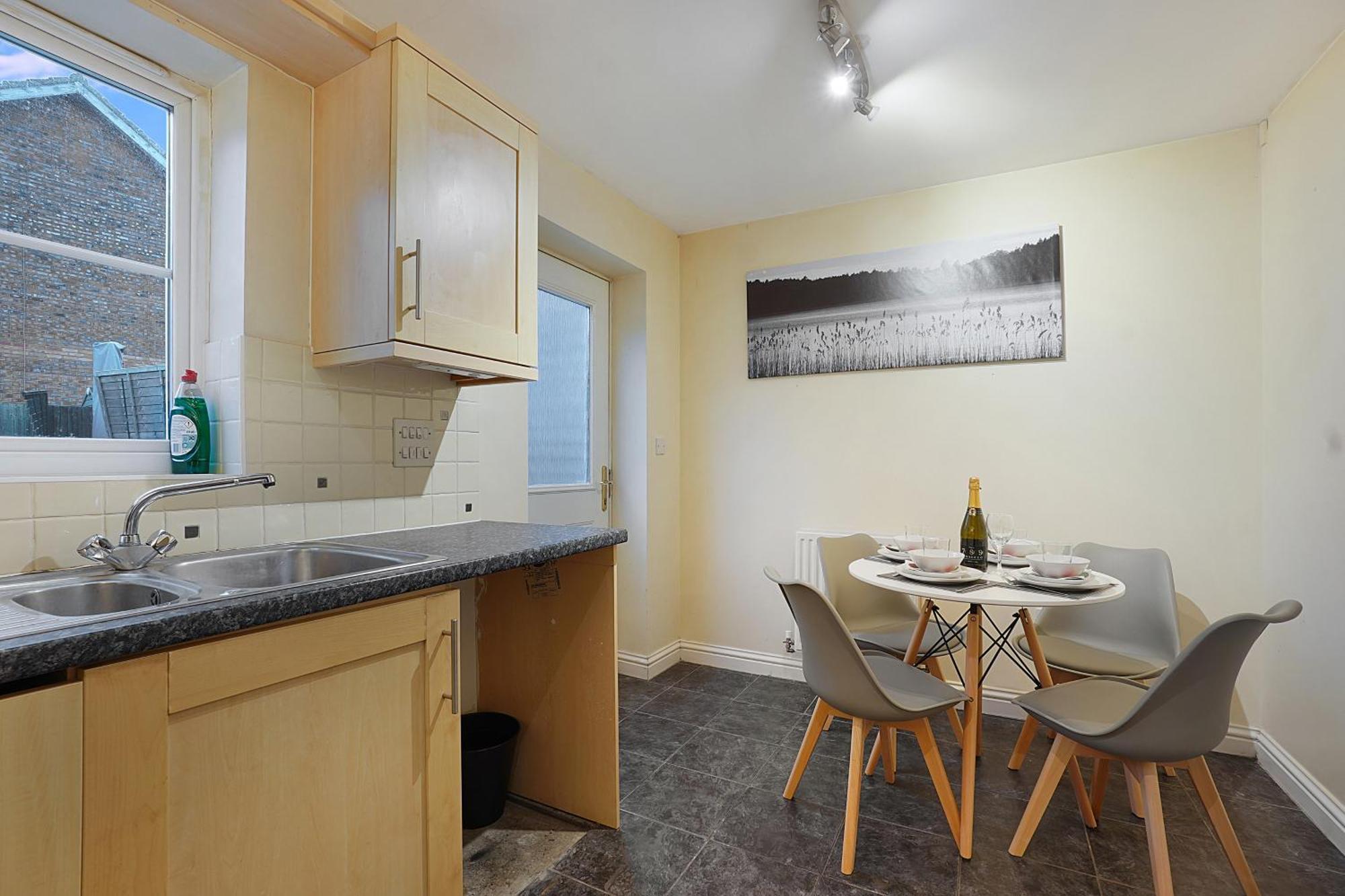 Comfortable Stylish Townhouse In Ashford Sleeps 5 Netflix 2 Parking Spaces Perfect For Contractors And Families Buitenkant foto