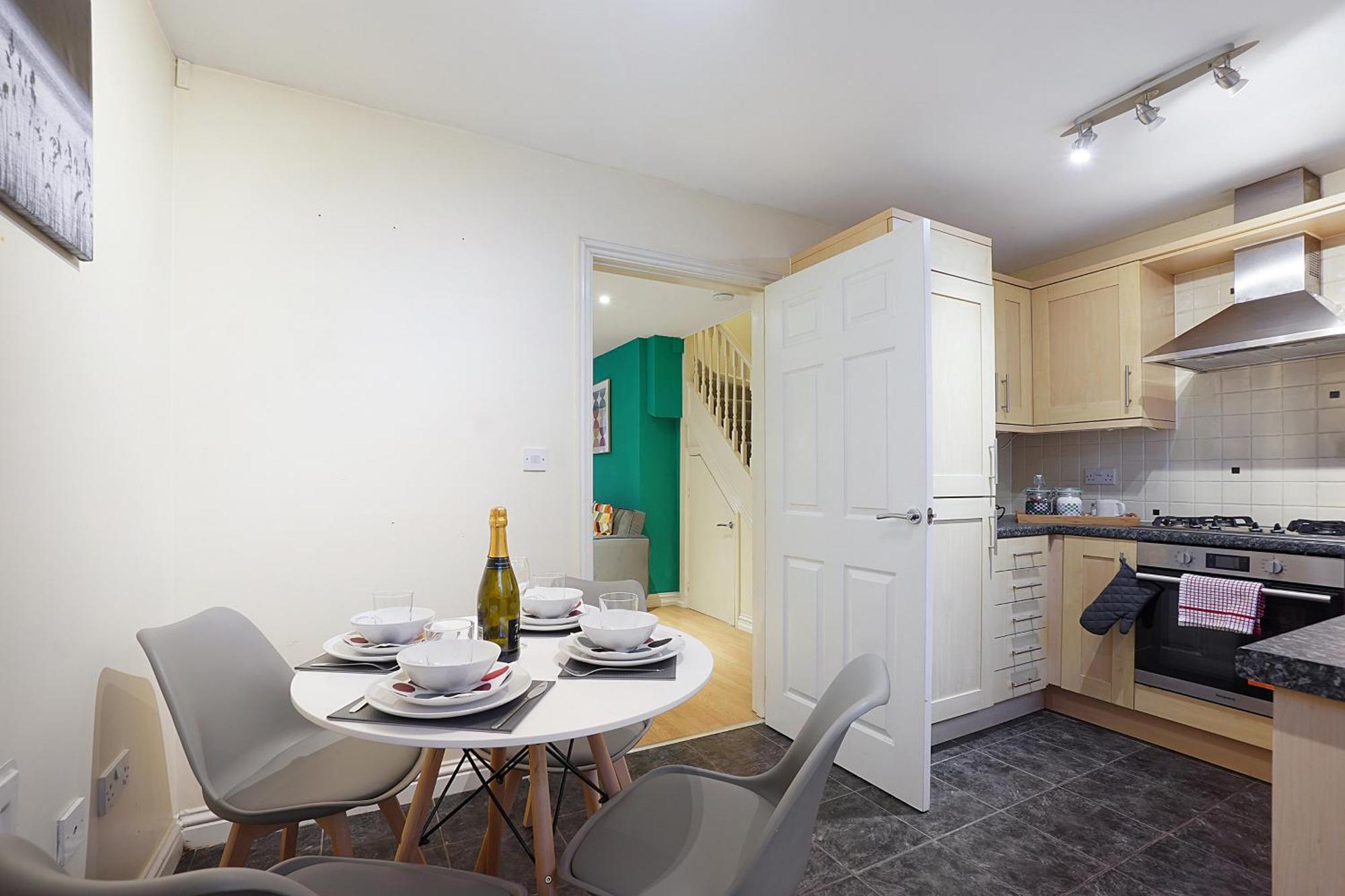 Comfortable Stylish Townhouse In Ashford Sleeps 5 Netflix 2 Parking Spaces Perfect For Contractors And Families Buitenkant foto